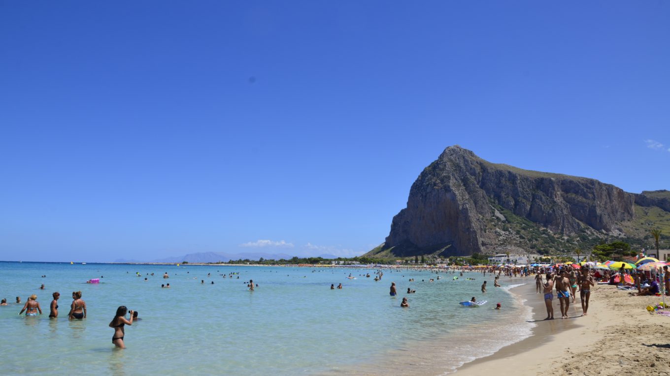 Spiaggia di San Vito Lo Capo con Monte Monaco sullo sfondo