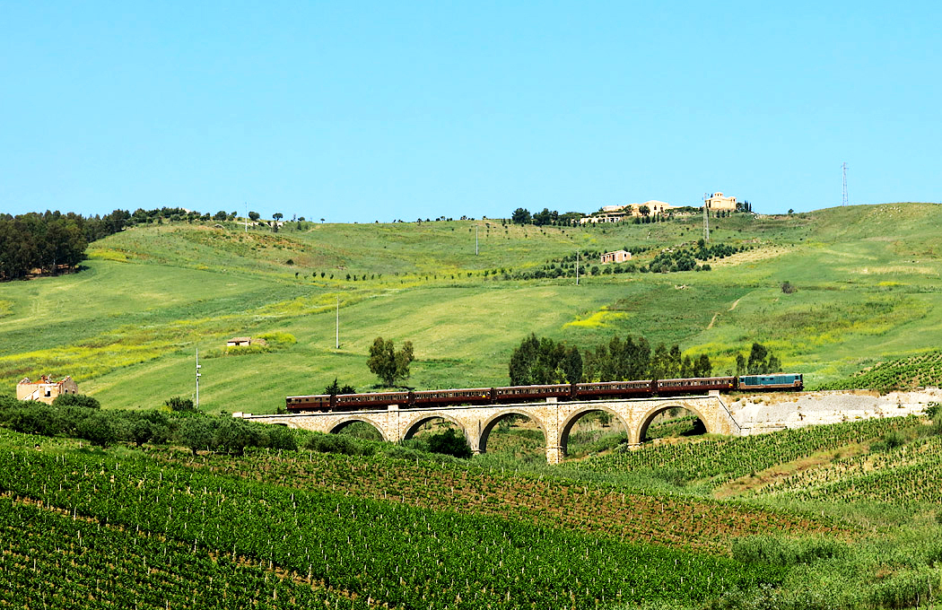 Treno storico Palermo-Segesta su un viadotto in Sicilia