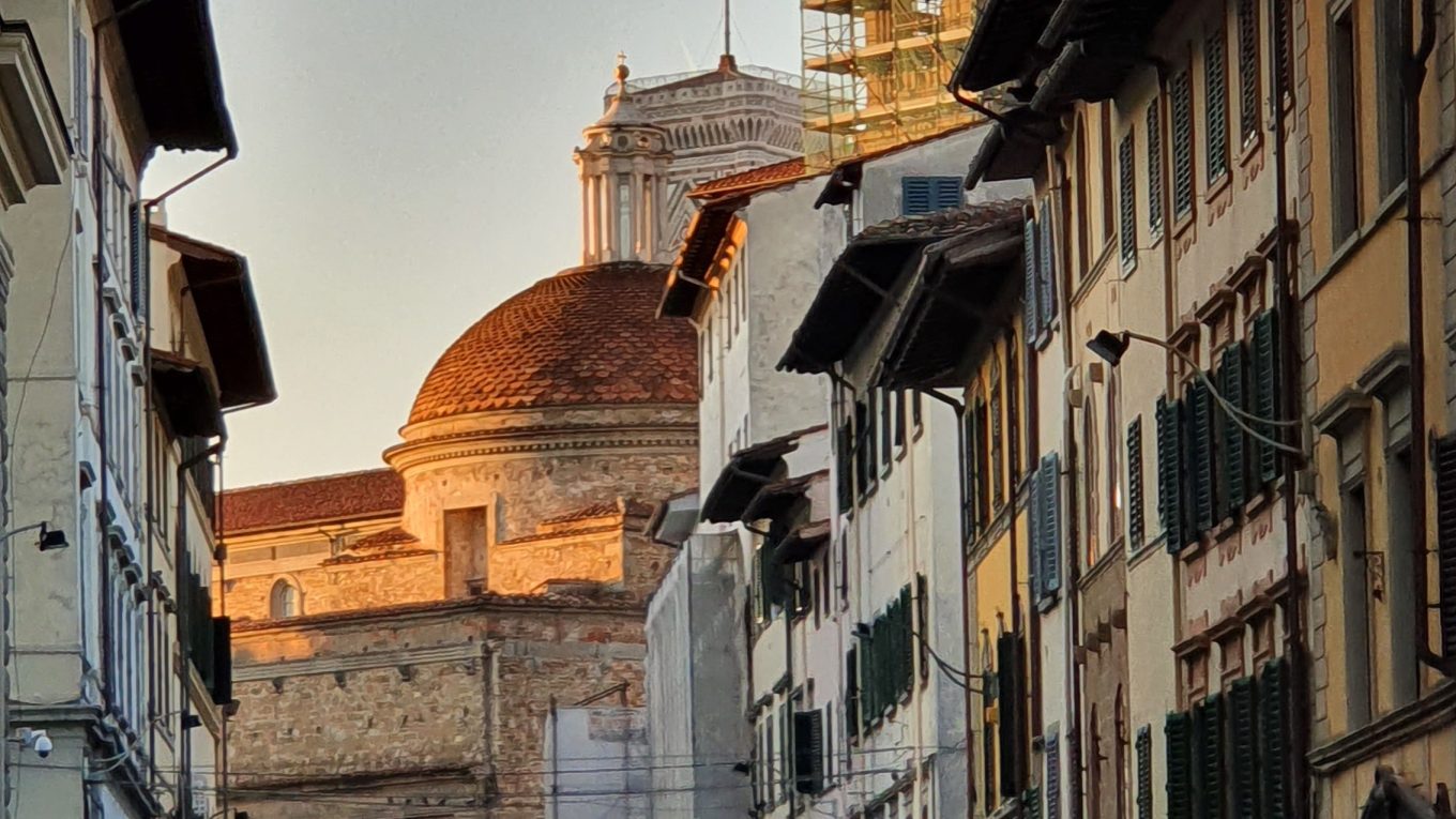 Basilica di San Lorenzo a Firenze vista dal mercato