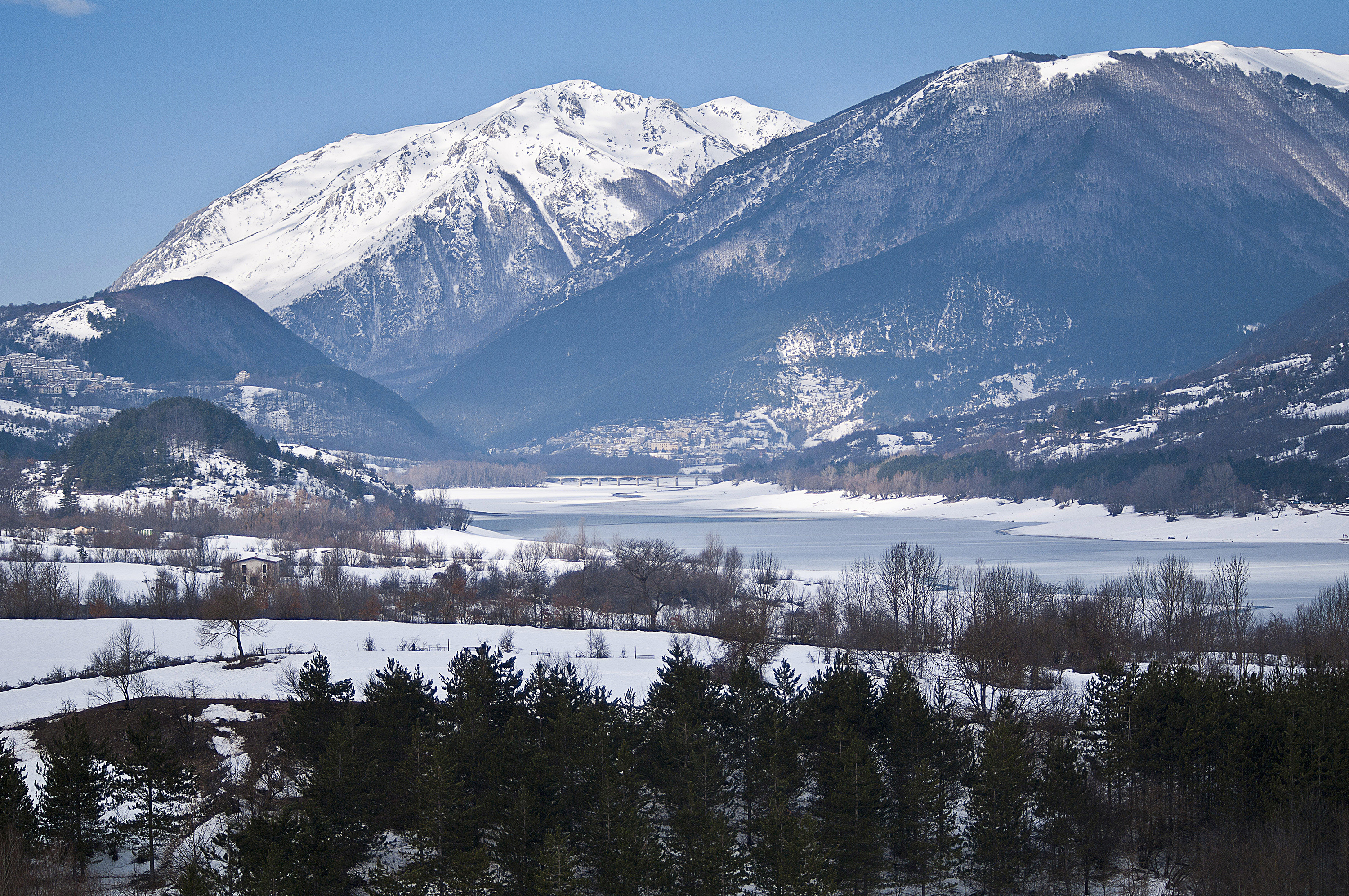 Lago di Barrea verso Villetta Barrea