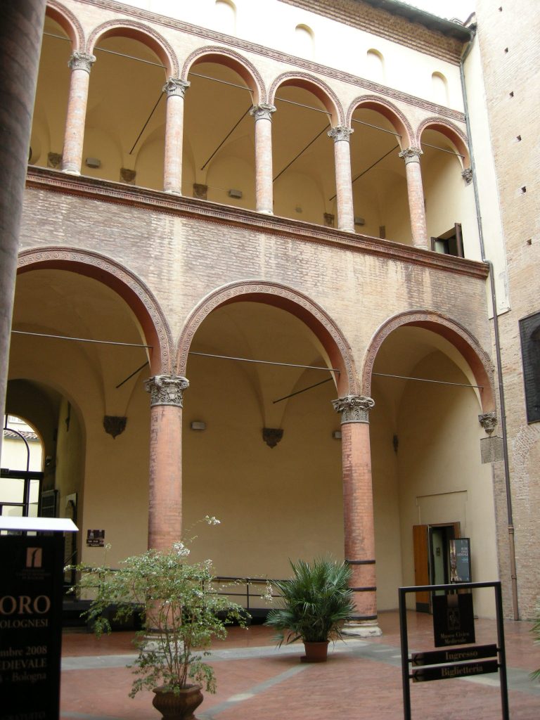 Cortile del Museo Civico Medievale di Bologna