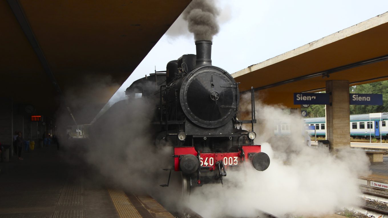 Treno Natura con locomotiva a vapore alla stazione di Siena